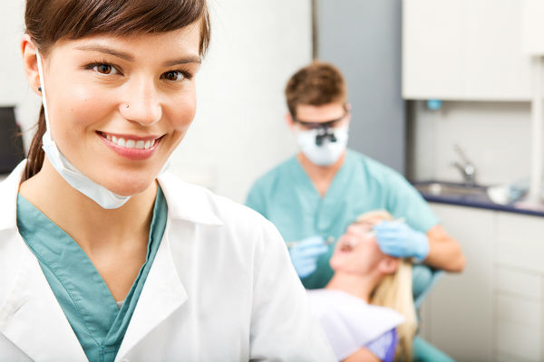 How can dental assistants find a job?